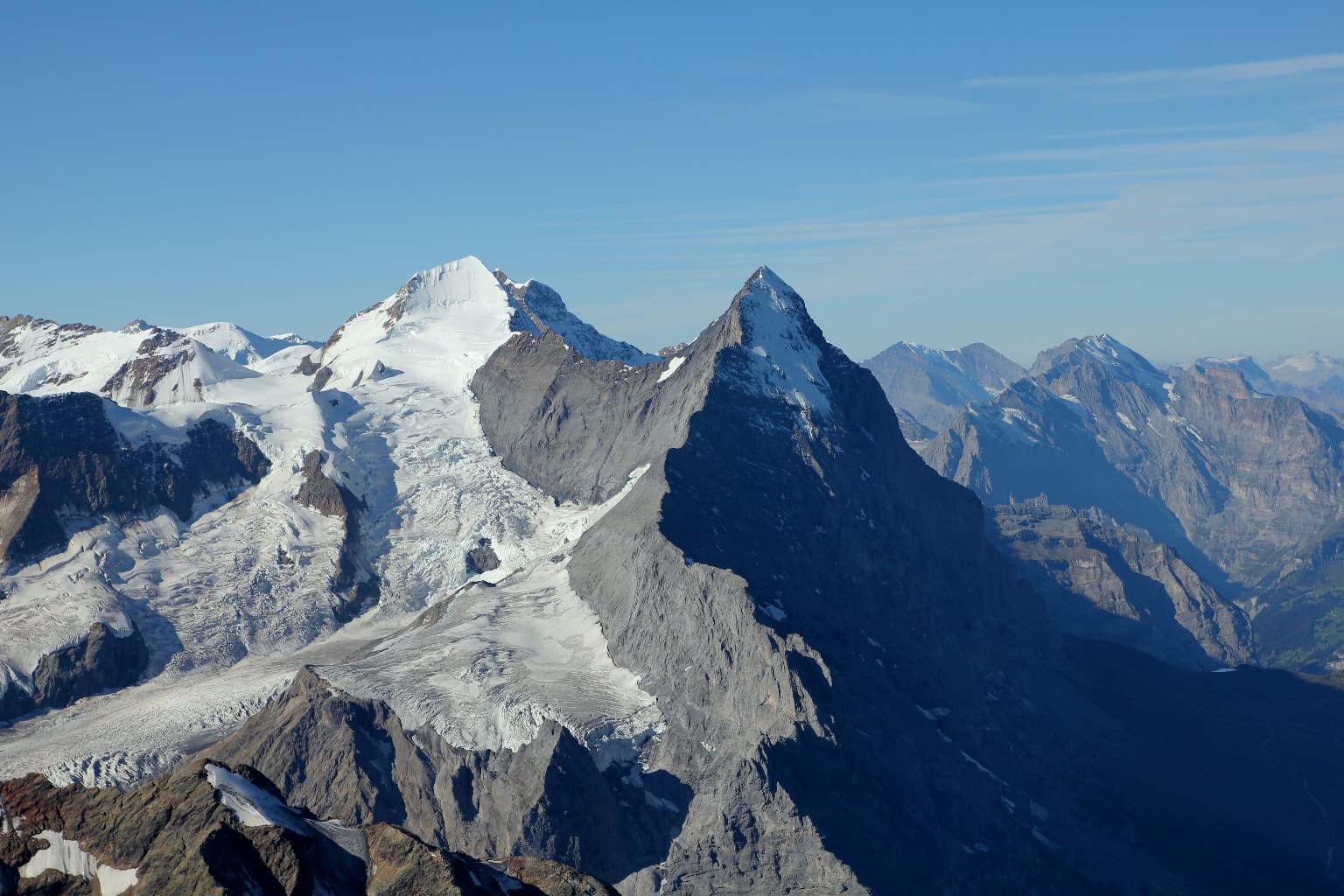 Blick vom Wetterhorn nach Südwesten auf den Eiger (3970 m) mit dem Mittellegigrat und den Mönch (4107 m). Davor befindet sich der Untere Grindelwaldgletscher .